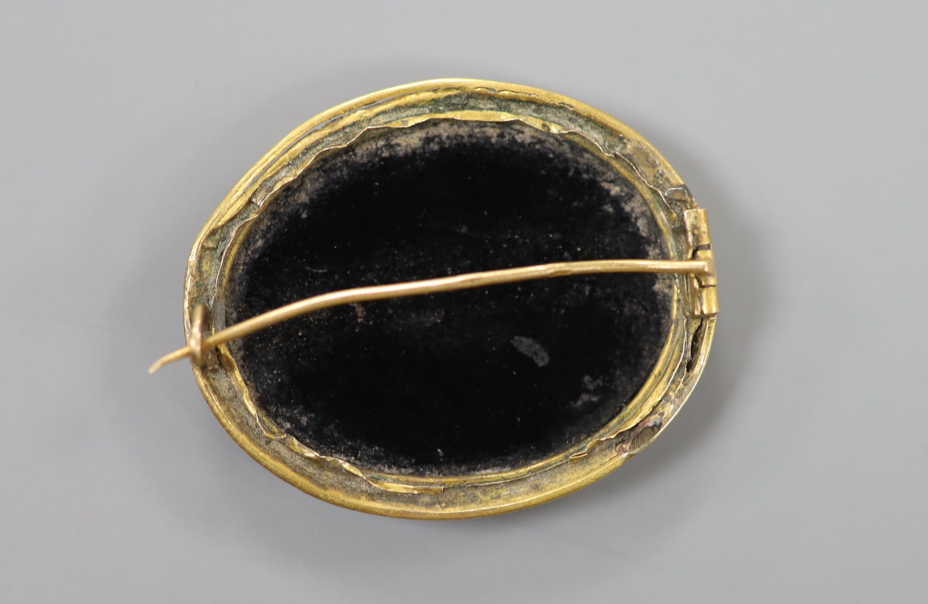 A Victorian yellow metal mounted oval micro mosaic brooch, decoration with the Pliny doves, 38mm.